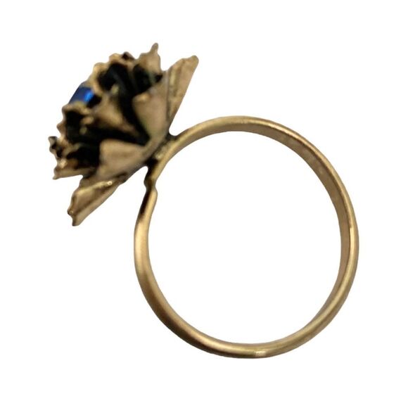 Fashionable Statement Floral Blue Gemstone Ring in Vintage Tone - Picture 2 of 4